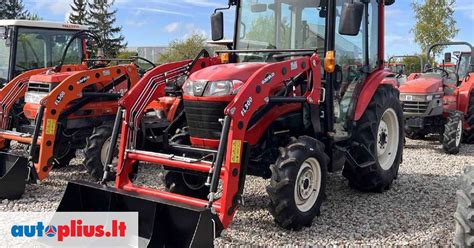 Įvairių supamų arkliukų modelių koliažas