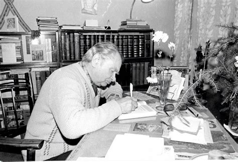 Juras Jankevičius prie darbo stalo