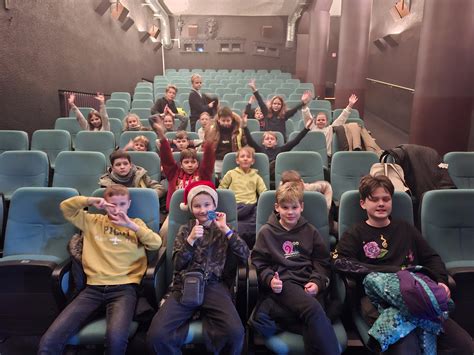 Vaikai kino teatre