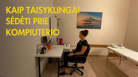 vaikas taisyklingai sėdintis prie stalo su laikysenos korektoriumi