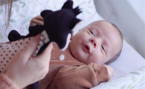 kūdikis eina įsikibęs į baldus