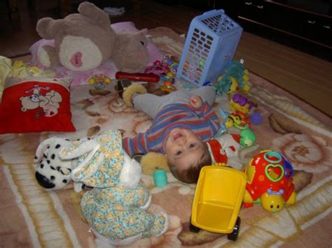 kūdikis ieško paslėpto žaislo