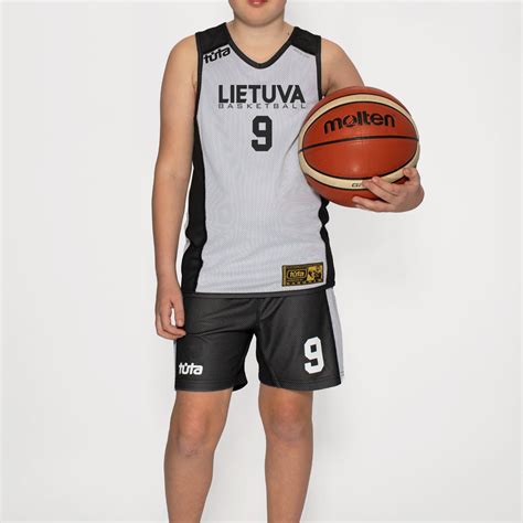 vaikas su krepšinio apranga aikštelėje