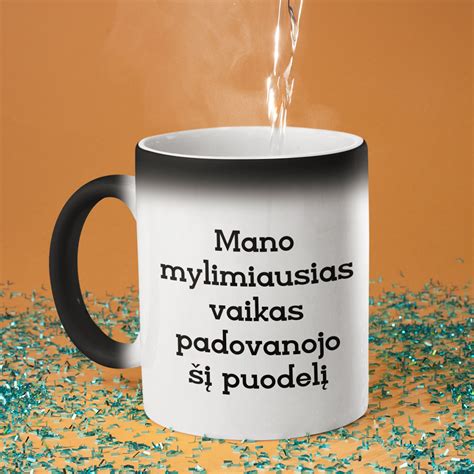 Vaikas geriantis arbatą ir puodelis su ramunėlėmis