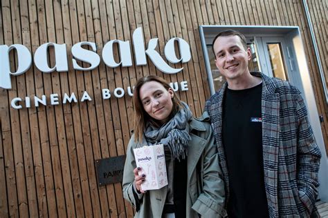 moderni kino teatro salė su patogiomis kėdėmis
