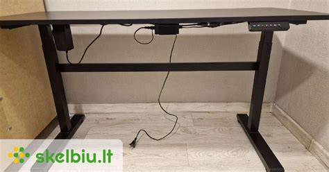 Augantis stalas su reguliuojamu aukščiu ir pasvirimu bei talpiais stalčiais