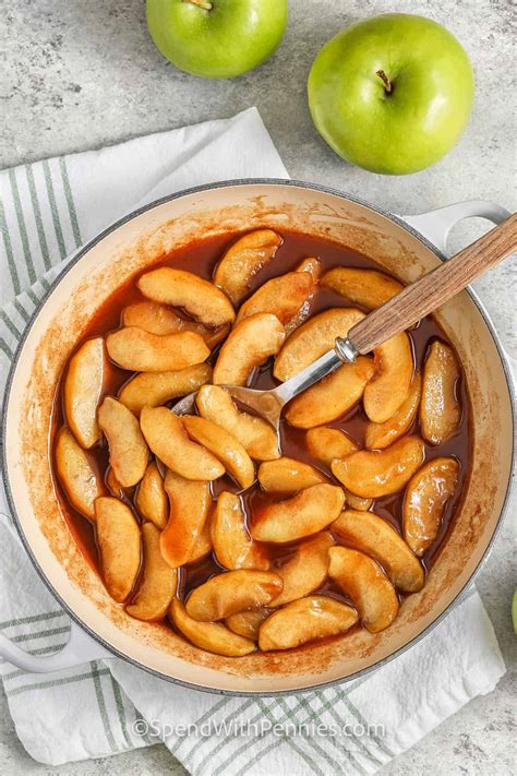 Vaizdas su obuolių sodu ir mergaite