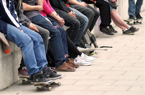 Paaugliai sprendžia mįslę, ieškodami užuominų