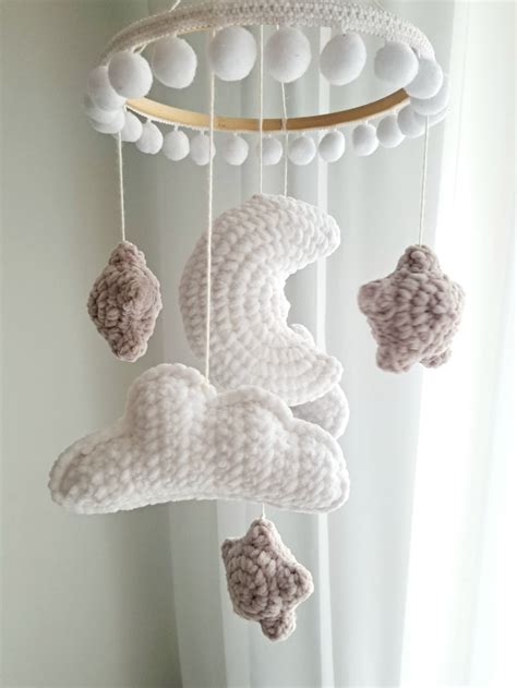 Klasikinė besisukanti karuselė virš lovelės