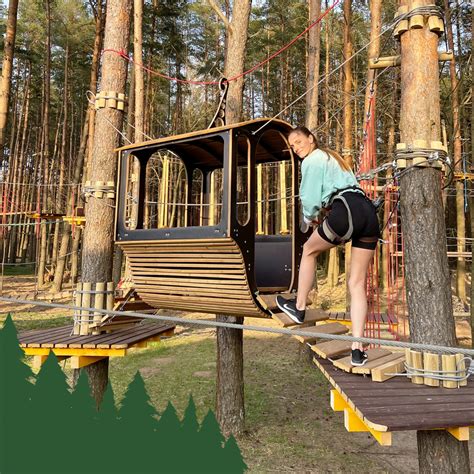 Nuotykių parkas su medžiuose įrengtomis trasomis