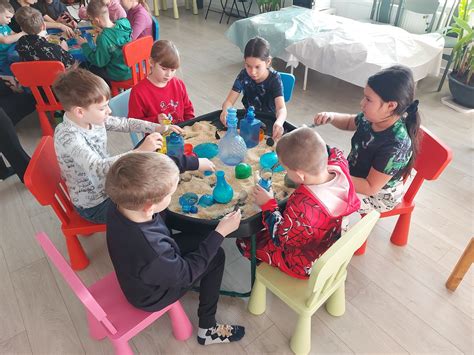 Vaikai kuria paveikslus dažų studijoje