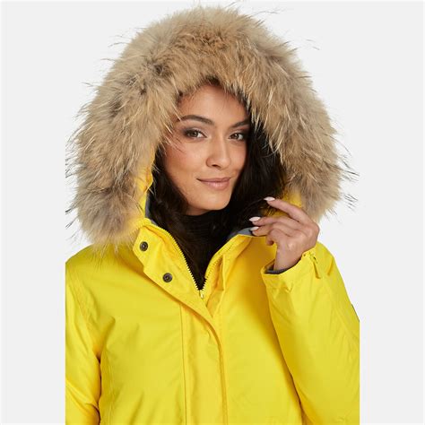 vaikas su atšvaitais ant striukės