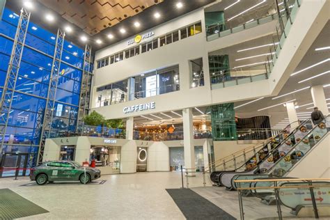 Prekybos centro vitrina su vaikiškais kartingais