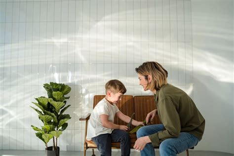 Tėvai ir surdopedagogas užsiima su vaiku
