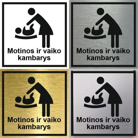 Motina žindo kūdikį švelnioje, ramioje aplinkoje