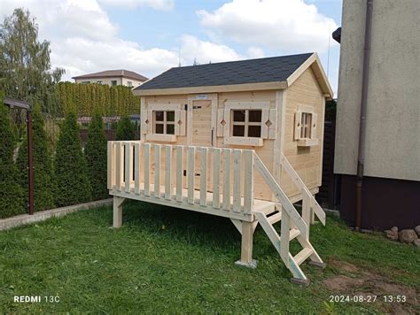 vaikiškas žaidimų namelis kieme