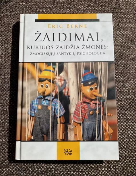 Žmonės žaidžia pantomimą komandose
