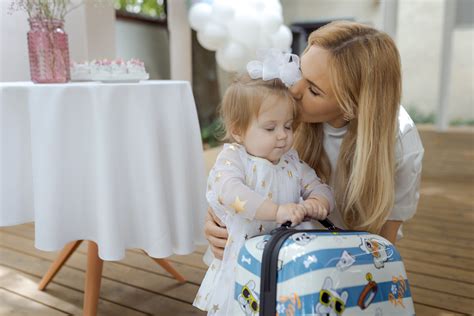 mama ramina verkiantį vaiką apkabinimu