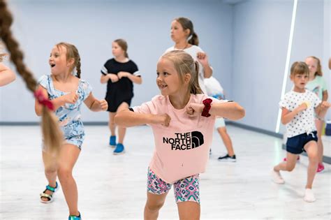 vaikai besimokantys gatvės šokių studijoje