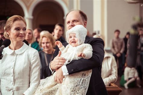 krikštynų šventės akimirka su žaidžiančiais svečiais