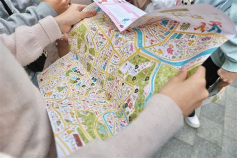 vaikai ieškantys lobio su žemėlapiu