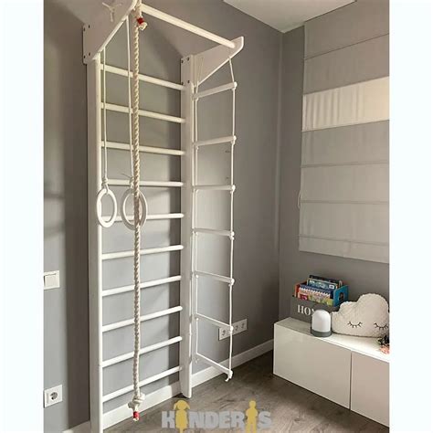 Vaikas atliekantis gimnastikos pratimus ant grindų