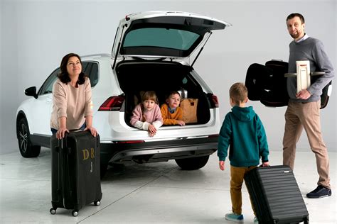 vaikas su lagaminu kelionėje