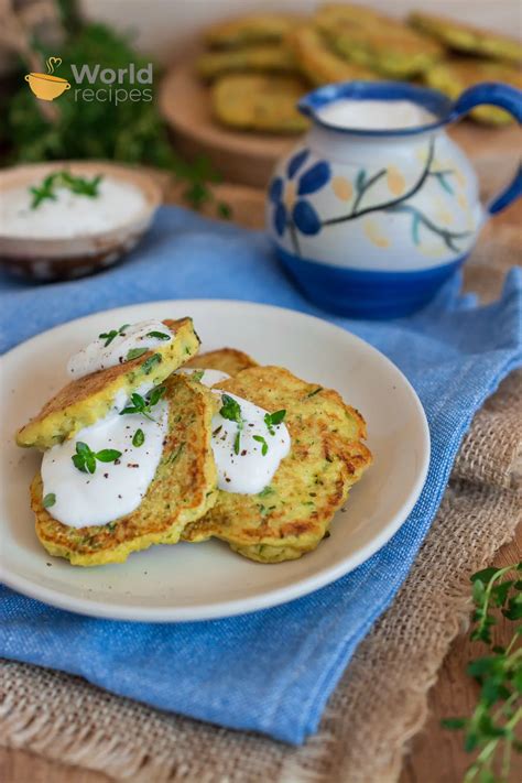 Cukinijų blynai lėkštėje su jogurto padažu