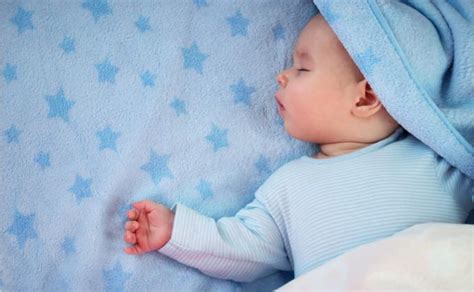 kūdikis miegantis lovelėje