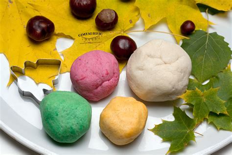 vaikai gaminantys žaisliukus iš druskos tešlos