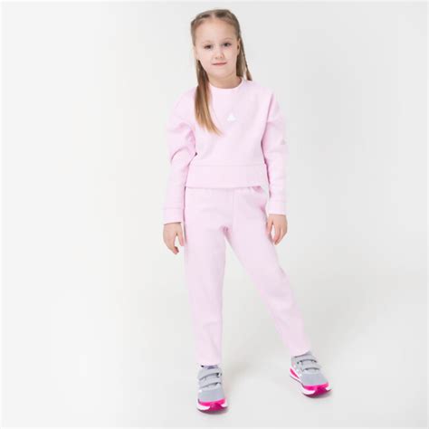 vaikas su stilingu adidas sportiniu kostiumu