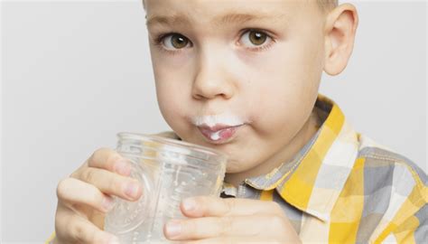 vaikas su sloga ir jūros vandens purškalas