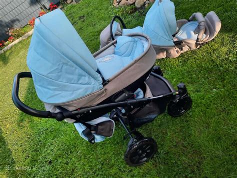 Įvairių tipų vaikiški vežimėliai lauke