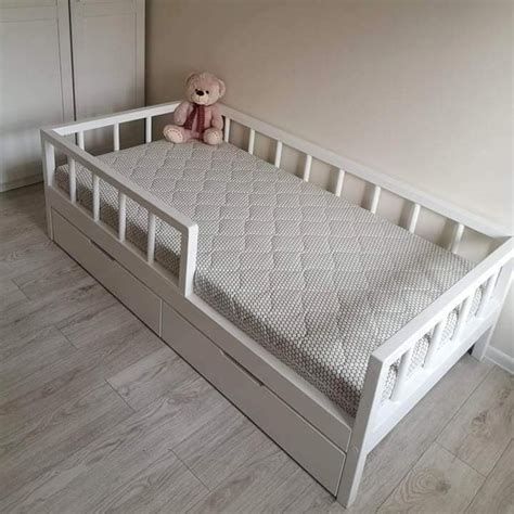 Atstumas tarp vaikiškos lovytės strypų