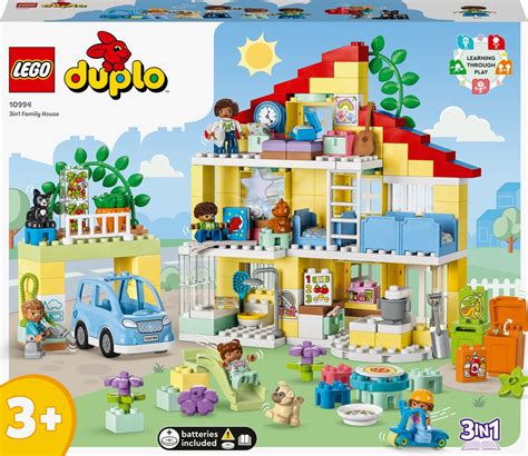 Lego Duplo kaladėlės ir žaidžiantis vaikas
