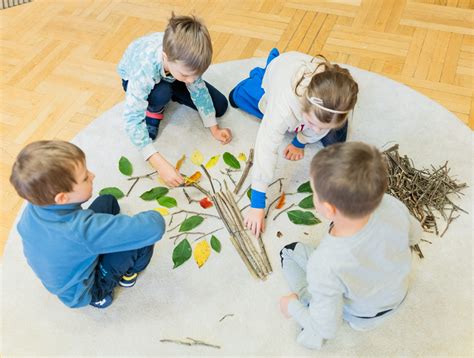 Vaiko augimo metafora: medis su šaknimis ir lapais, simbolizuojantis kompetencijų augimą.