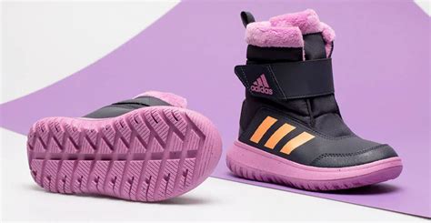 Vaikai, dėvintys įvairius adidas batus lauke