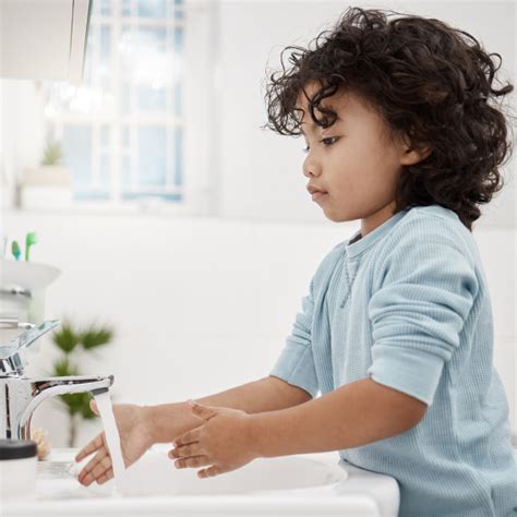 vaikas plaunantis rankas