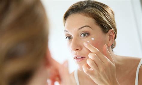 paauglys besirūpinantis veido oda