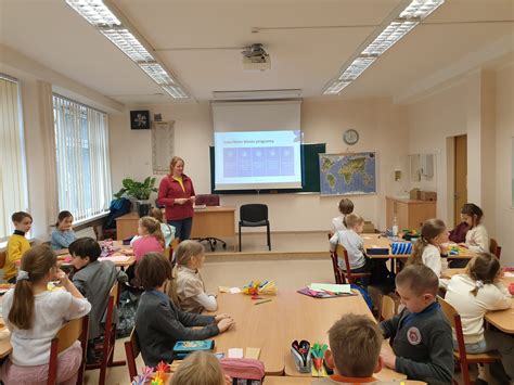 Mokiniai su diplomais ir gėlėmis