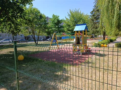 Vaikai laipioja per tvorą