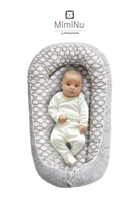 Kūdikio lizdelis su miegančiu kūdikiu