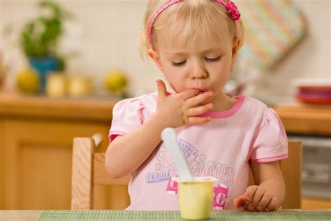 Vaikas, valgantis šokoladą