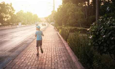 vaikas bėga ir šokinėja lauke, lavindamas stambiąją motoriką