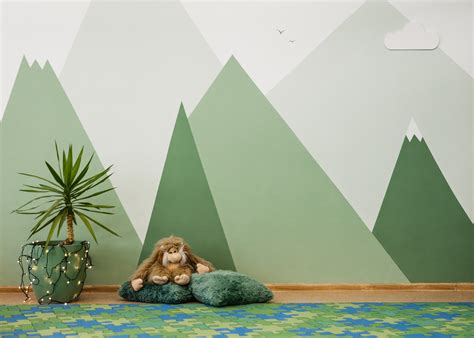 vaikų kambarys su žaislais ir žaidimų kilimėliu