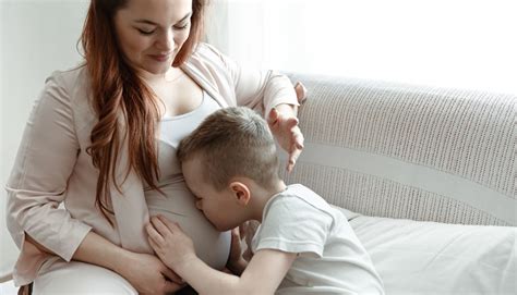 Tandeminis žindymas: mama maitina du vaikus