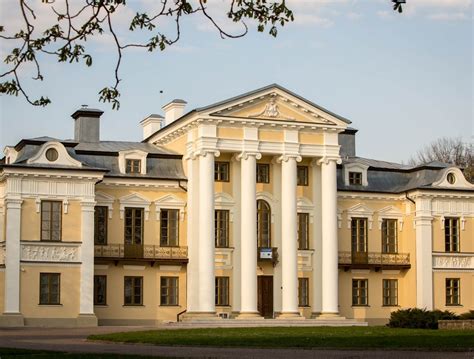 Čekuvos dvaro fasadas su kolonomis