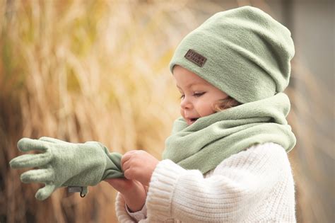 Kūdikis šaltuoju metų laiku su kepure