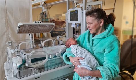 mama su naujagimiu ligoninėje kengūros metodu