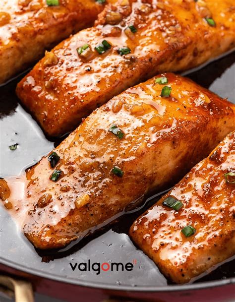 Gardus lašišos patiekalas su medaus ir česnako glazūra